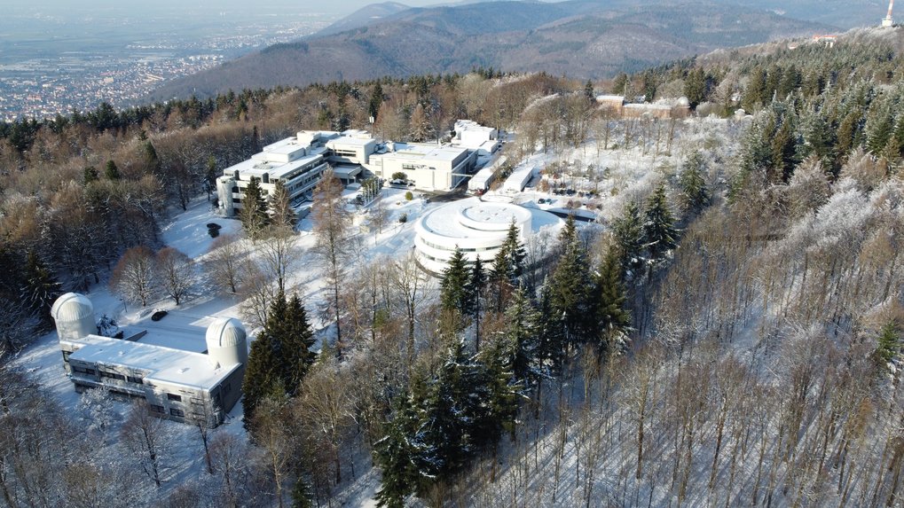 Neuschnee auf dem Königstuhl pudert den Campus des MPIA und der Landessternwarte