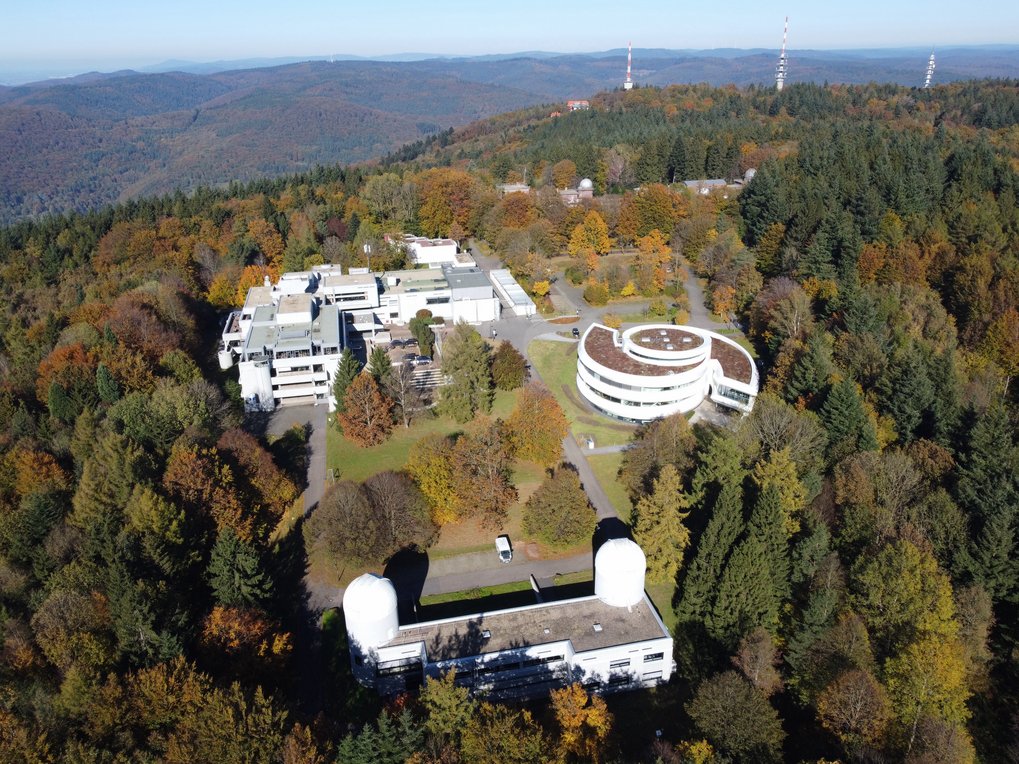 Luftaufnahme der herbstlichen Stimmung über dem Campus des MPIA, im Hintergrund die Sendemasten auf dem Königstuhl.