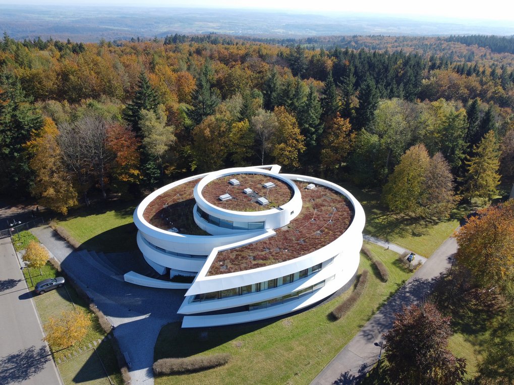 Luftaufnahme des HdA vor herbstlicher Kulisse am 24. Oktober 2021