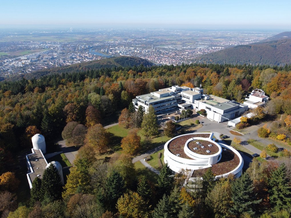 Luftaufnahme der herbstlichen Stimmung über dem Heidelberger Königstuhl. Im Vordergrund der Campus des MPIA, im Hintergrund die Stadt Heidelberg.