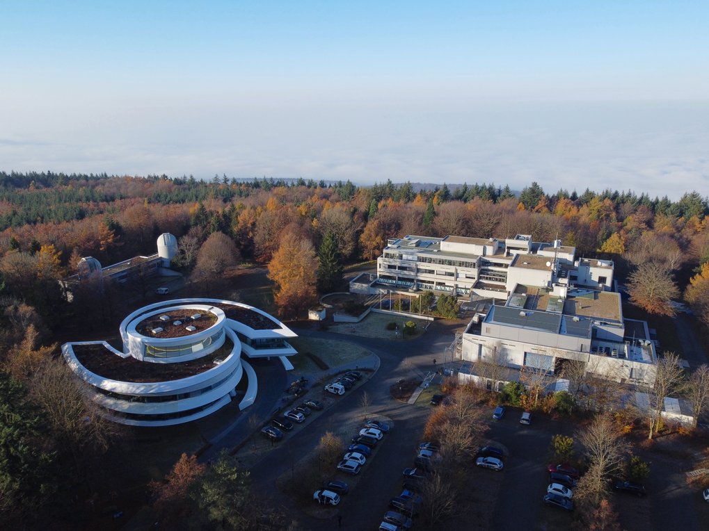 Wie eine Insel in einem Meer aus Wolken wirkte der Campus des MPIA am 11. November 2021.