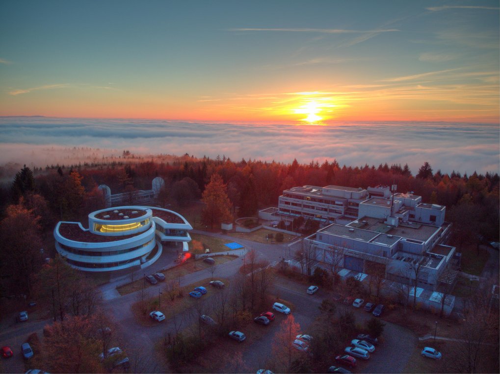 Einen Sonnenuntergang über den Wolken konnte man am 12. November 2021 auf dem Campus des MPIA bewundern, während die Stadt Heidelberg nur eine dicke Wolkenschicht sah.