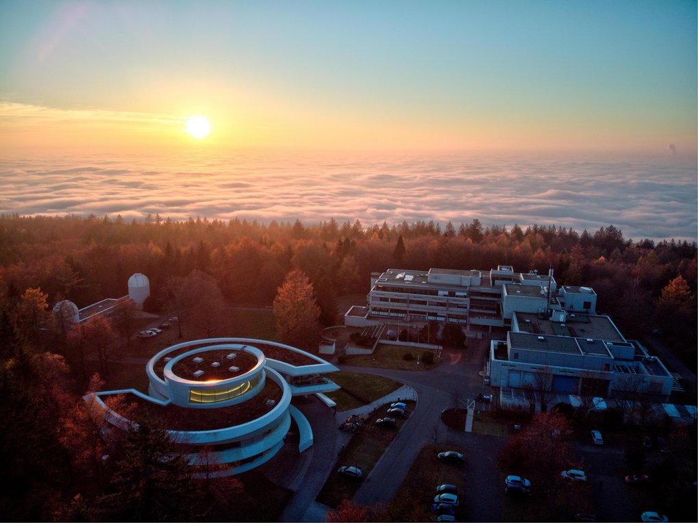 Der MPIA-Campus sonnt sich am 12. November 2021, während die Stadt Heidelberg unter der Wolkendecke verborgen bleibt.