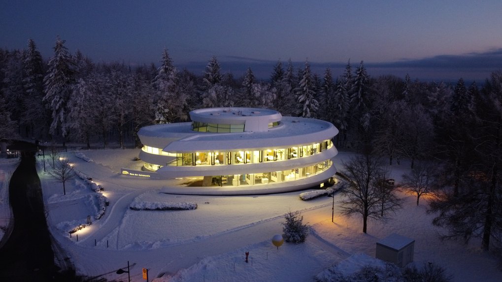Das beleuchtete Haus der Astronomie aus der Luft am 10. Januar 2022