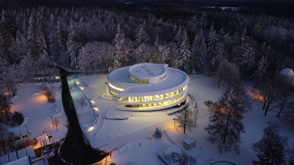 Das beleuchtete Haus der Astronomie aus der Luft am 10. Januar 2022