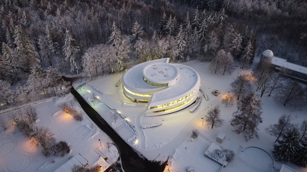 Das beleuchtete Haus der Astronomie aus der Luft am 10. Januar 2021
