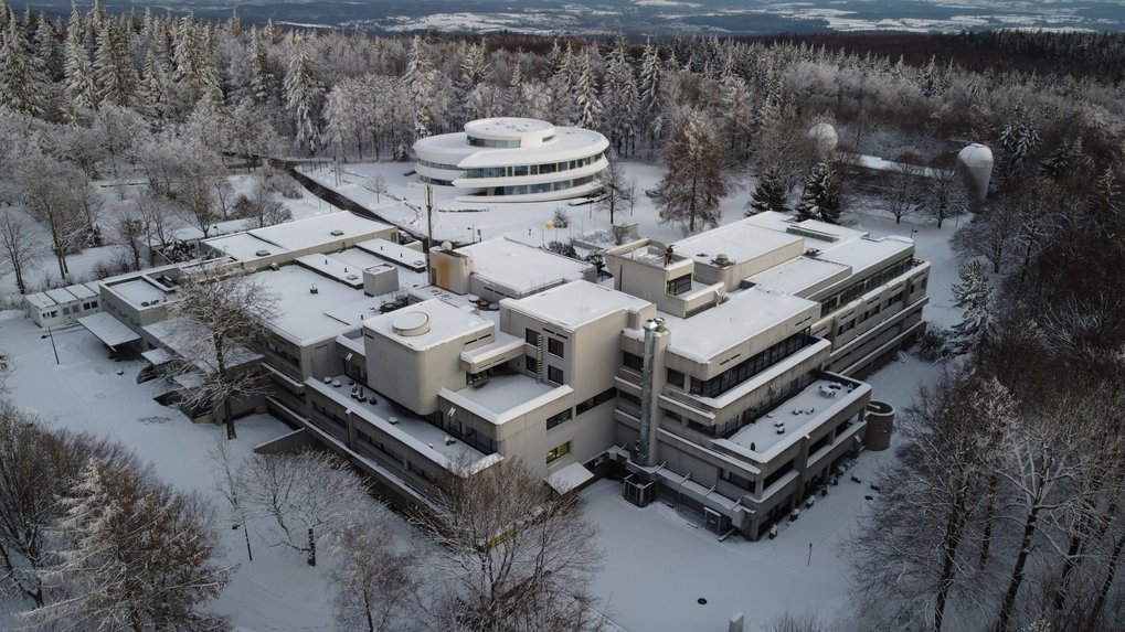 Luftaufnahme des MPIA-Hauptgebäudes am 10 Januar 2021. Im Hintergrund das HdA und das Elsässerlabor