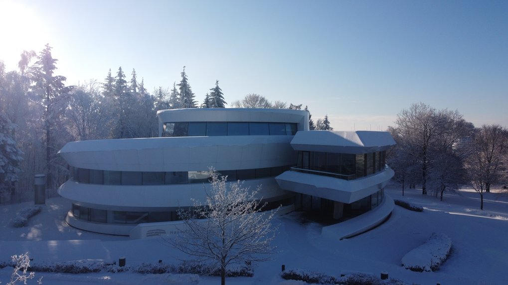 Das galaxieförmige Gebäude des HdA im Schnee am 9. Januar 2021
