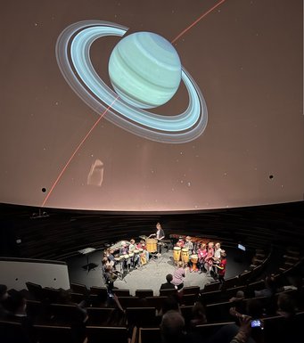 Bild 3: Beim Werkstattkonzert musizierten die Kinder zusammen mit dem Porter Percussion Duo. Bild 3: Beim Werkstattkonzert musizierten die Kinder zusammen mit dem Porter Percussion Duo.