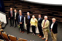 Von links nach rechts: Geschäftsführer der Klaus Tschira Stiftung Carsten Könneker, Wissenschaftlicher Koordinator des MPIA Klaus Jäger, HdA-Vordenker Jakob Staude, MPIA-Direktor Thomas Henning, HdA-Leiter Markus Pössel, Gerda Tschira, Vizepräsident der Max-Planck-Gesellschaft Klaus Blaum, Rektor der Universität Heidelberg Bernhard Eitel, der Architekt des HdA-Gebäudes Manfred Bernhardt