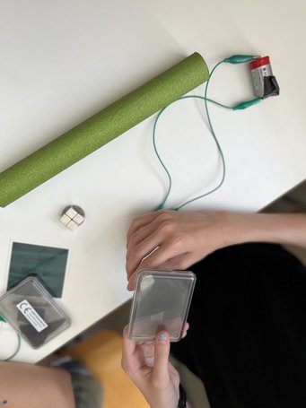 Abbildung 3: Man erkennt die Aluminiumröhre und die Schraube, die Eisenspäne anzieht Abbildung 3: Man erkennt die Aluminiumröhre und die Schraube, die Eisenspäne anzieht