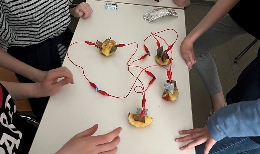 Abbildung 3: Eine Apfelbatterie Abbildung 3: Eine Apfelbatterie