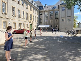 Abbildung 2: Die Mädchen versuchten die Planeten in die richtige Reihenfolge zu bringen Abbildung 2: Die Mädchen versuchten die Planeten in die richtige Reihenfolge zu bringen