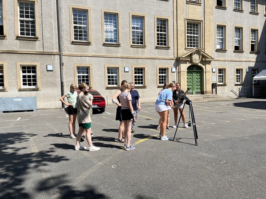 Abbildung 3: Es wurde mit dem Sonnenteleskop die Sonne beobachtet Abbildung 3: Es wurde mit dem Sonnenteleskop die Sonne beobachtet