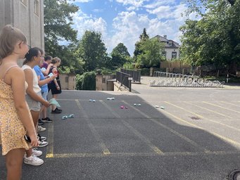 Abbildung 2: Die selbstgebauten Flieger wurden draußen vor dem Philosophenweg getestet Abbildung 2: Die selbstgebauten Flieger wurden draußen vor dem Philosophenweg getestet