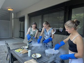 Abbildung 1: Das Stickstoffeis wird gemacht Abbildung 1: Das Stickstoffeis wird gemacht