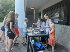Abbildung 2: Das Eis wird verteilt