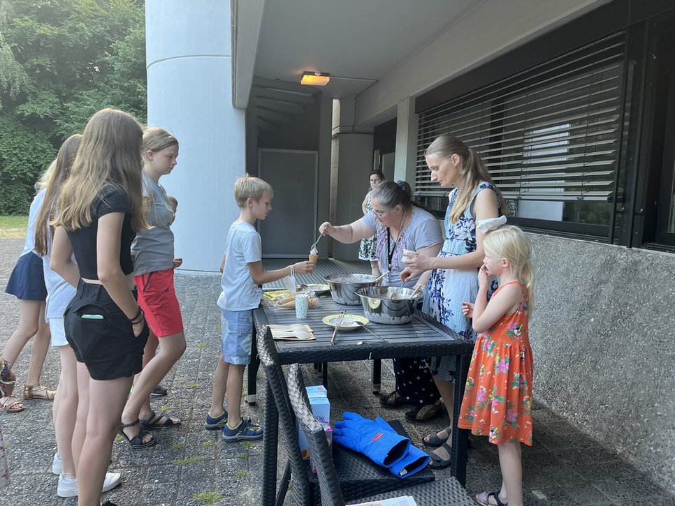 Abbildung 2: Das Eis wird verteilt