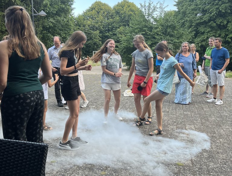 Abbildung 3: Wenn man flüssiges Stickstoff auf den Boden gießt verdampft es gleich zu einem Nebel Abbildung 3: Wenn man flüssiges Stickstoff auf den Boden gießt verdampft es gleich zu einem Nebel