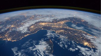 Norditalien und die Alpen bei Nacht aus dem Weltraum