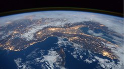 Norditalien und die Alpen bei Nacht aus dem Weltraum