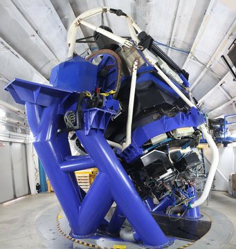 Ein azimutal montiertes Spiegelteleskop in Gitterrohrausführung in einem geschlossenen Schutzbau