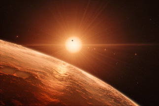Künstlerische Darstellung des Anblicks von der Oberfläche eines Planeten des Trappist-1-Systems. Credit: ESO/N. Bartmann/spaceengine.org unter Lizenz CC BY 4.0