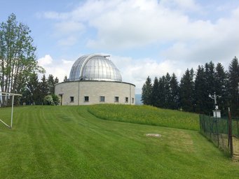 Blick auf die Sternwarte Asiago Teleskopkuppel in grüner Landschaft