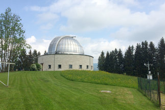 Teleskopkuppel in grüner Landschaft