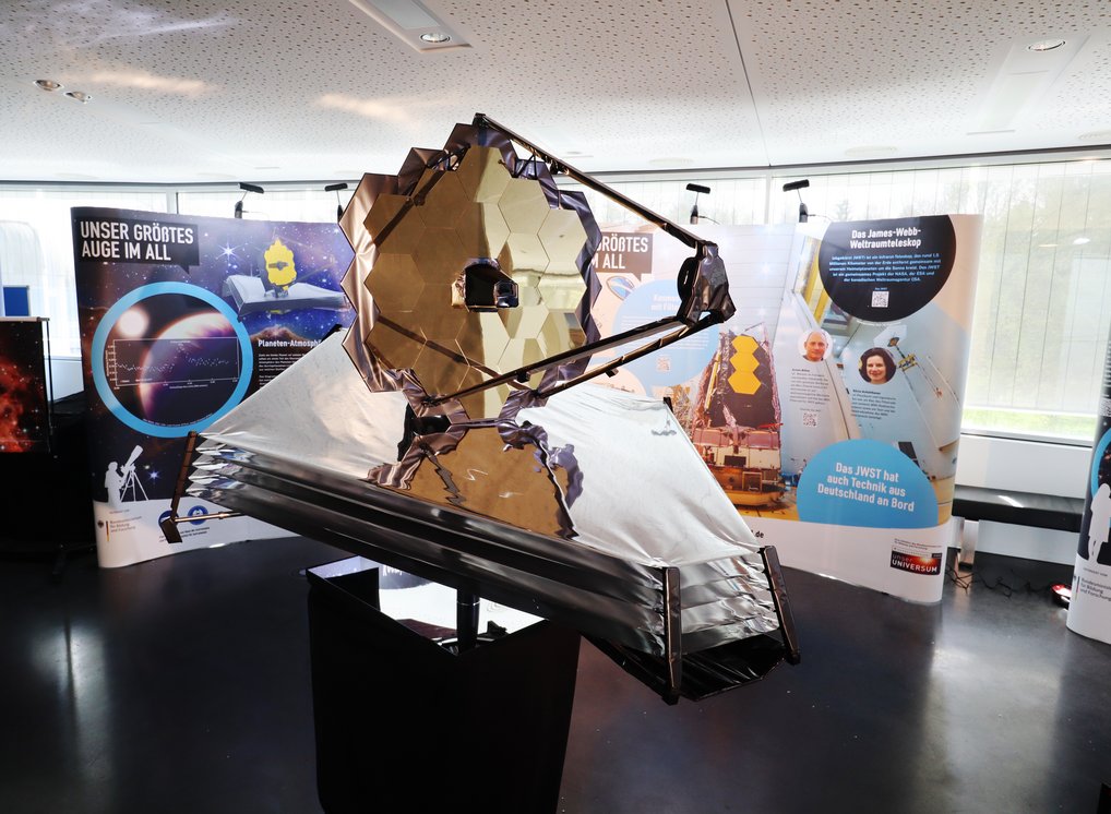 Im Zentrum der Ausstellung steht ein maßstabsgetreues Modell des James-Webb-Weltraumteleskops im Maßstab 1:10 Im Zentrum der Ausstellung steht ein maßstabsgetreues Modell des James-Webb-Weltraumteleskops im Maßstab 1:10