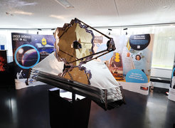Im Zentrum der Ausstellung steht ein maßstabsgetreues Modell des James-Webb-Weltraumteleskops im Maßstab 1:10