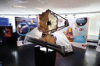 Blick in die Ausstellung "Unser größtes Auge im All" mit einem Modell im Maßstab 1:10 des James-Webb-Weltraumteleskops