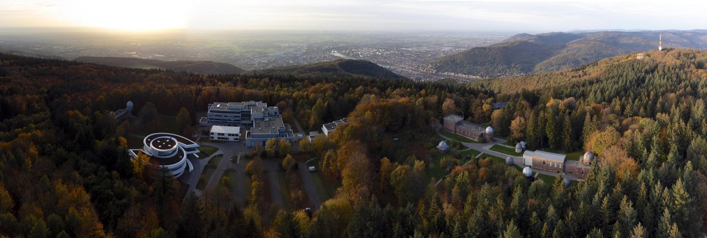 Drohnenaufnahme der astronomischen Institute auf dem Heidelberger Königstuhl, im Hintergrund die Bergbahnstation und die Stadt Heidelberg am Ausgang des Neckartals