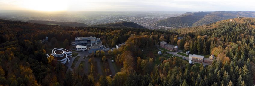Drohnenaufnahme der astronomischen Institute auf dem Heidelberger Königstuhl, im Hintergrund die Bergbahnstation und die Stadt Heidelberg am Ausgang des Neckartals