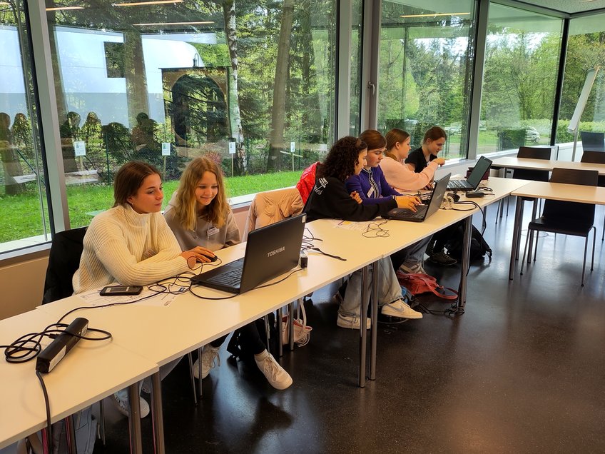 Teilnehmerinnen des Girls'Day am HdA arbeiten wie Astronominnen an Aufnahmen von Galaxien Einige der Teilnehmerinnen des Gilrs'Day 2024 am Haus der Astronomie