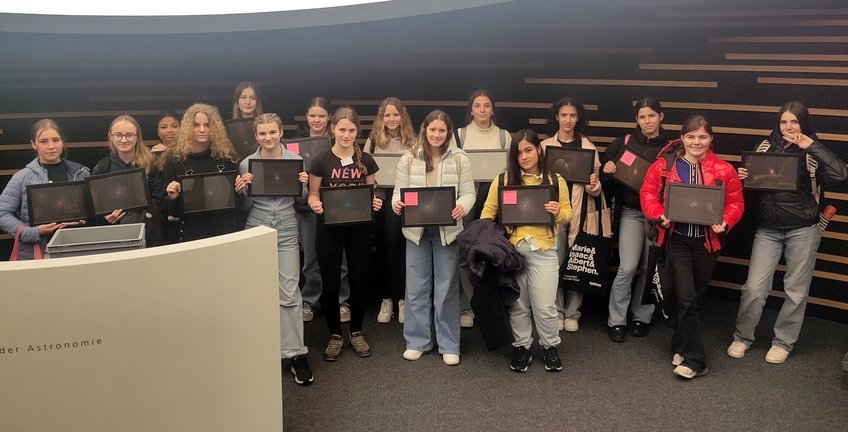 Die Teilnehmerinnen präsentieren stolz die Bilder ihrer Galaxien. Die Teilnehmerinnen präsentieren stolz die Bilder ihrer Galaxien.