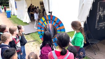 Das Exoplaneten-Glücksrad in Aktion. Das Exoplaneten-Glücksrad in Aktion.