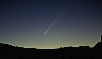 Der Komet C/2023 A3 (Tsuchinshan-ATLAS) am Morgen des 1. Oktober 2024, aufgenommen im Teide-Nationalpark auf der Kanareninsel Teneriffa. Ein Komet mit klar erkennbarem Schweif über der kargen Silhouette einer Landschaft am Dämmerungshimmel