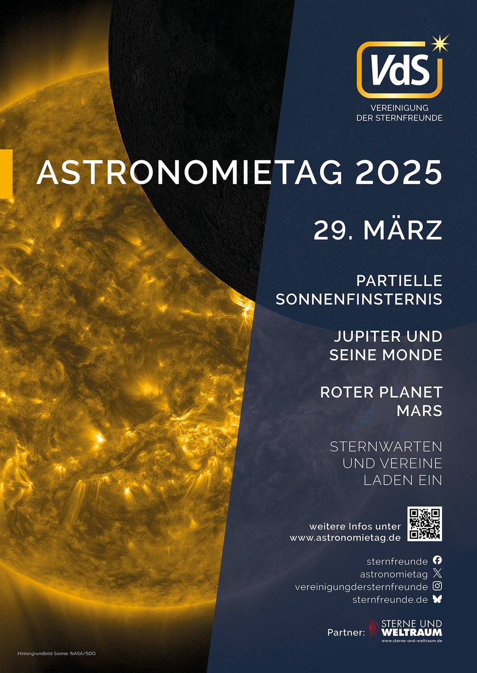 Poster des Astronomietages 2025 am 29. März mit einem SDO-Bild der Sonne, die teilweise vom Mond bedeckt wird