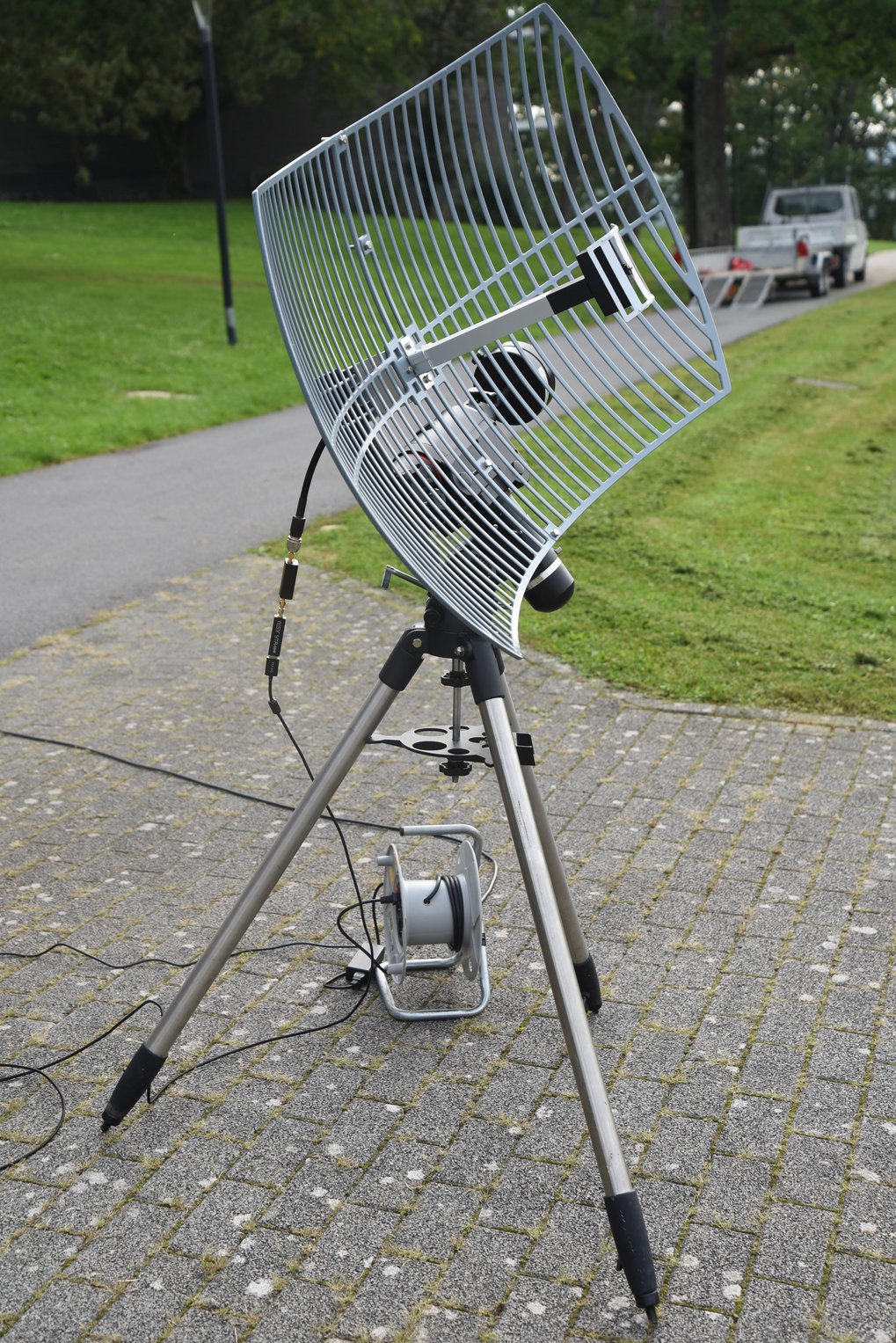 Eine Antenne aus parallelen Streben auf einer parallaktischen Teleskopmontierung