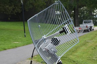 Eine Antenne aus parallelen Streben auf einer parallaktischen Teleskopmontierung