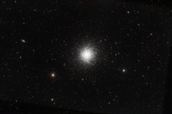 Der Kugelsternhaufen Messier 13, eine dichtgedrängte Ansammlung von mehreren hunderttausend Sternen