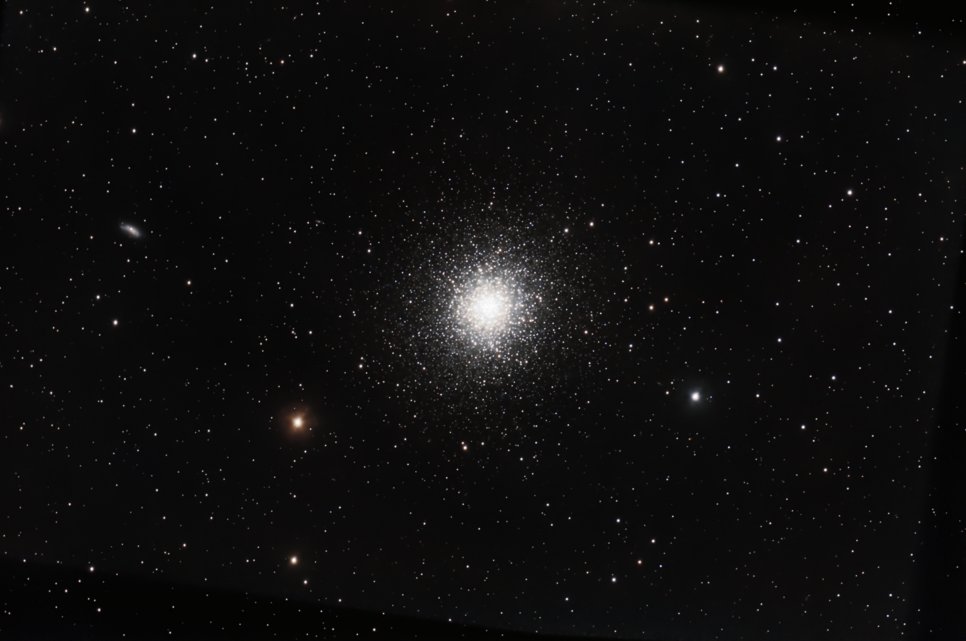 Der Kugelsternhaufen Messier 13, eine dichtgedrängte Ansammlung von mehreren hunderttausend Sternen