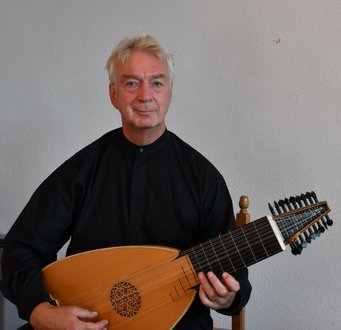 Christian Zimmermann mit seiner Renaissance-Laute