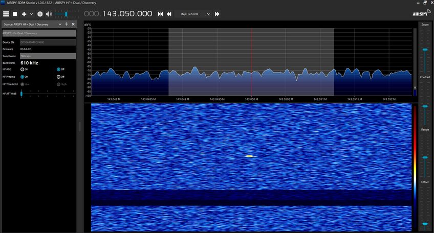 Wasserfalldiagramm mit einem Meteorscatter-Signal Bildschirmfoto eines Computerprogramms, das ein unregelmäßuiges Hochfrequnesignal in einer Dimension und darunter mit zusätzlicher zeitlicher Dimension zeigt. In 2D wird ein kurzer heller Streifen sichtbar