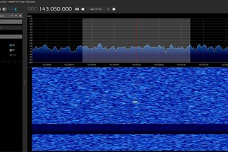 Bildschirmfoto eines Computerprogramms, das ein unregelmäßuiges Hochfrequnesignal in einer Dimension und darunter mit zusätzlicher zeitlicher Dimension zeigt. In 2D wird ein kurzer heller Streifen sichtbar