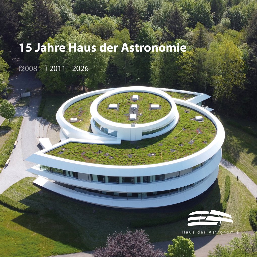 Luftaufnahme des spiralförmigen Gebäudes Haus der Astronomie mit begrünten Dachflächen. Im oberen Bereich steht der Text „15 Jahre Haus der Astronomie (2008 – ) 2011 – 2026“. Unten rechts befindet sich das Logo mit dem Schriftzug „Haus der Astronomie“.
