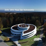 Luftaufnahme des spiralförmigen Haus der Astronomie. Oben steht der Text "Zehn Jahre Haus der Astronomie (2008 – ) 2011 – 2021". Unten rechts ein Logo und der Name "Haus der Astronomie".