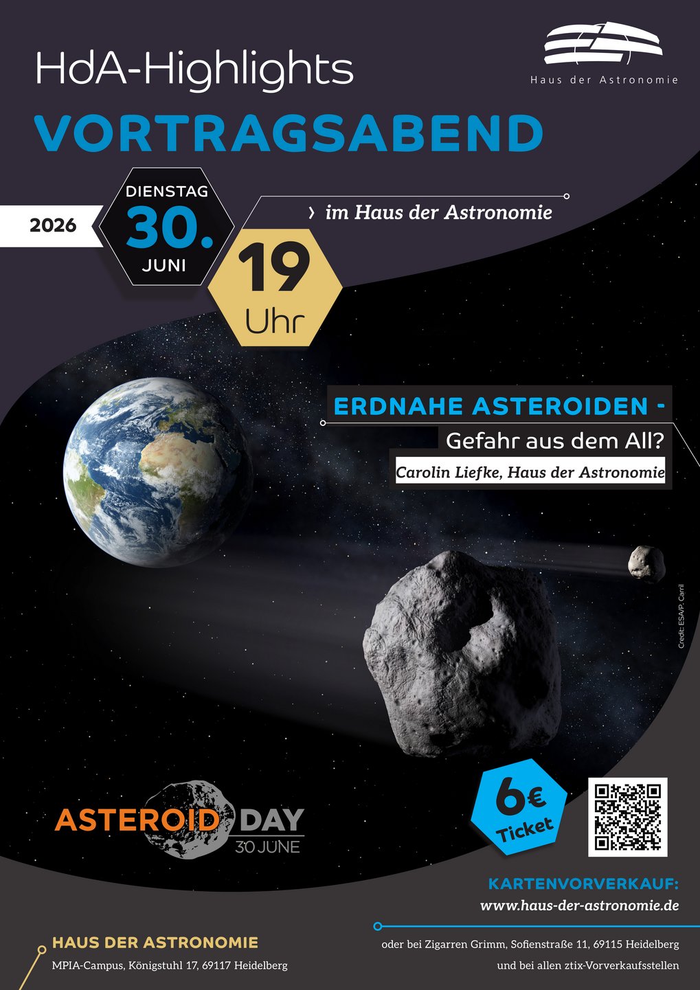 Poster für den Vortrag "Erdnahe Asteroiden - Gefahr aus dem All? am 30. Juni 2026um 19 Uhr. Ein Asteroid mit verkraterter Oberfläche und kleinem Begleiter fliegt im Hintergrund von links nach rechts durch das Bild, dazu die Erde und die Milchstraße 
