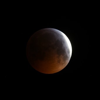 Image of the partial phase of the total lunar eclipse on 21 January 2019, with a degree of coverage roughly equivalent to the view of the lunar eclipse on 28 August 2026 at the maximum eclipse, but at a greater altitude above the horizon than in Germany. Telescopic image of a partial lunar eclipse shortly before totality begins. Part of the Moon in the upper right is still bright, while on the left side, the copper-red color of a total lunar eclipse is already visible.